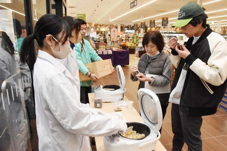 真庭産プリンセスサリーをPR 振興協、市民らインディカ米堪能：山陽