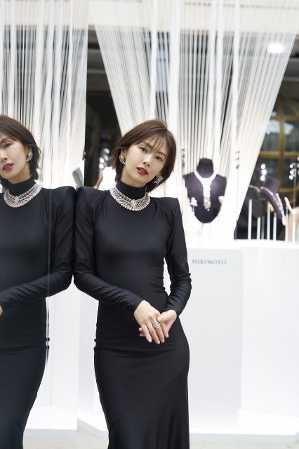 北川景子、ブラックドレスで圧巻の存在感 パリで輝くハイジュエリー
