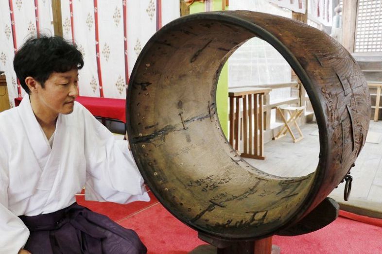 高野神社の太鼓 岡山県内最古級か 南北朝時代示す墨書 津山市が調査