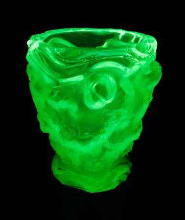 緑の蛍光色に輝くウランガラス100点以上 富山、半世紀収集分を展示