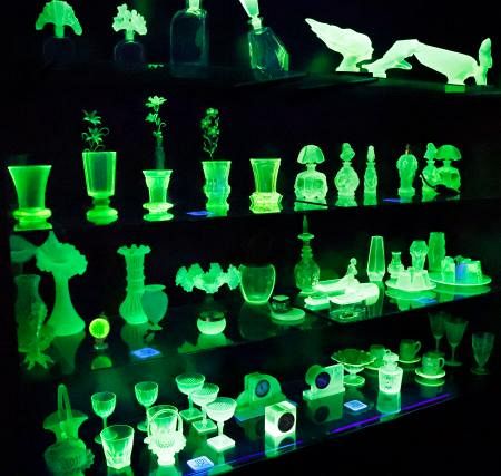 緑の蛍光色に輝くウランガラス100点以上 富山、半世紀収集分を展示