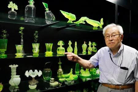 緑の蛍光色に輝くウランガラス100点以上 富山、半世紀収集分を展示