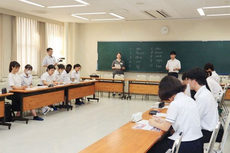 大学生とオランダ語の発音や会話を練習する津山中・高生