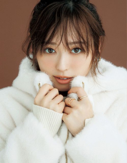 福原遥、透明感と愛らしさあふれる冬の装い 『andGIRL』表紙に登場