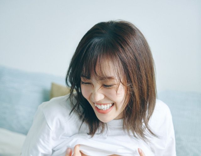 櫻坂46松田里奈、照れながらTシャツを脱ぎ…1st写真集ランジェリー