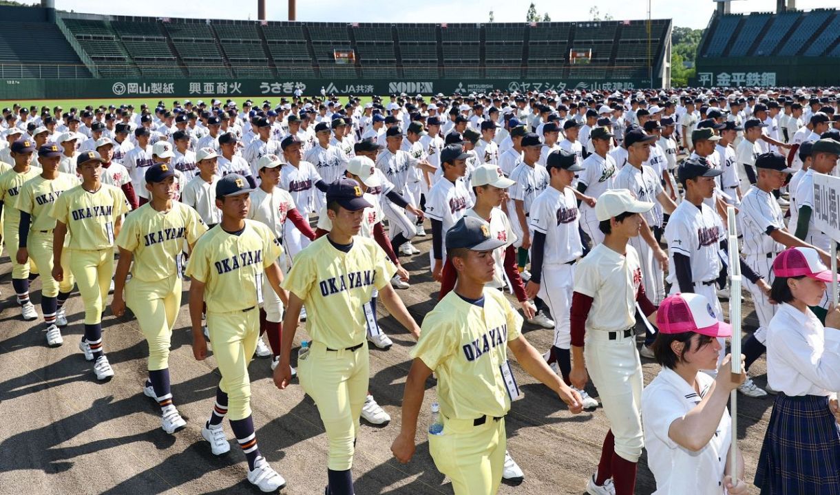 全てを懸け熱い試合を 高校野球岡山大会開会式　５４チームが胸張り行進