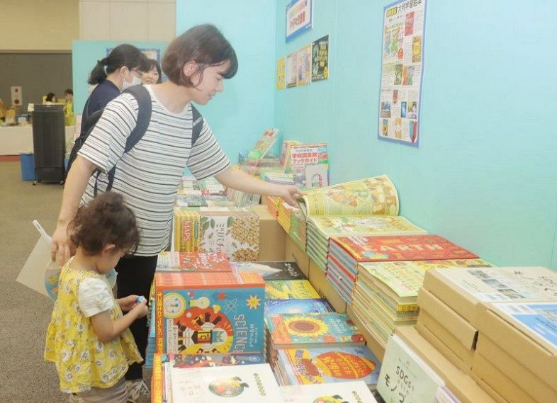 絵本や図鑑 5万冊を展示販売 岡山で「こどもの本」フェア開幕：山陽