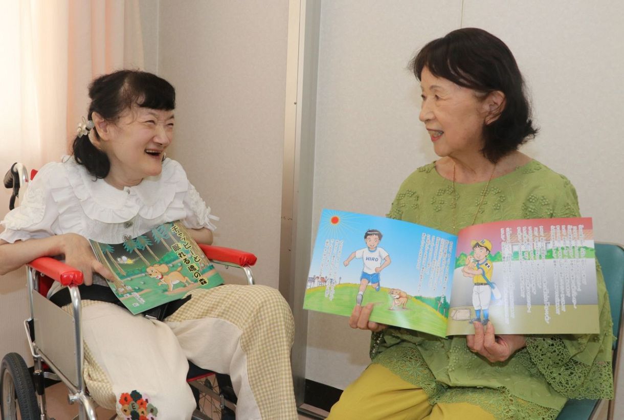 「絵本で愛を広げたい」　脳性まひ三鼓さん　独学で文章習得、犬との絆描く