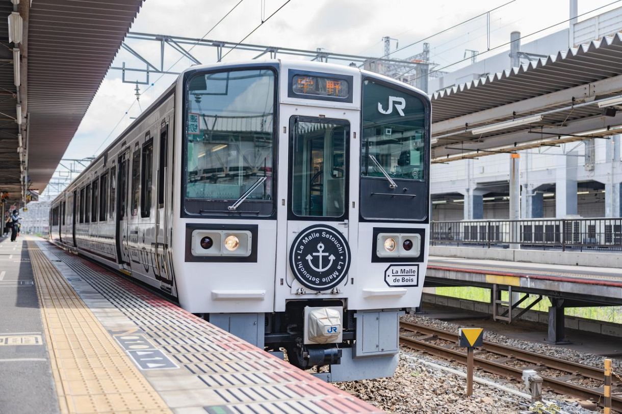 観光列車「ラ・マル・ド・ボァ」運行10周年 オリジナルグッズの車内