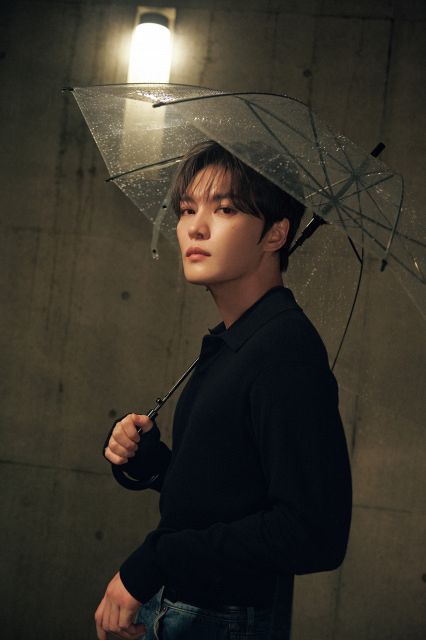 ジェジュン、大人な美しいまなざしで魅了 傘シーンは“偶然”誕生：山陽