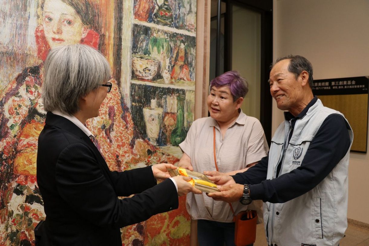 倉敷の児島虎次郎記念館 入館10万人 藤森さん夫妻に記念品：山陽新聞