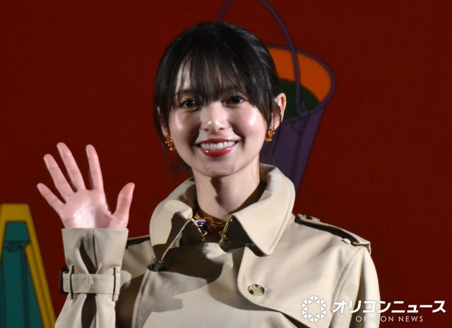 齋藤飛鳥、イギリスを代表するバーバリーのトレンチコート姿で笑顔