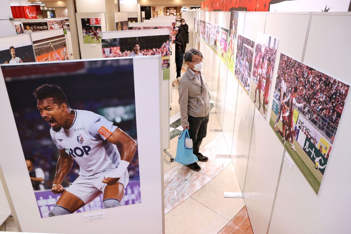 藤田選手も来場 一番街で18日までファジ写真パネル展 江坂選手らの