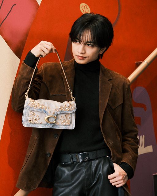 CELINE ブザス　トリオンフ　中島健人着用 中島健人、フォーマルかつカジュアルなコーデで魅了 カバンに入れたい