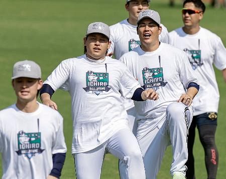 イチローさんの米殿堂入り祝う オリックス、記念Tシャツで練習：山陽