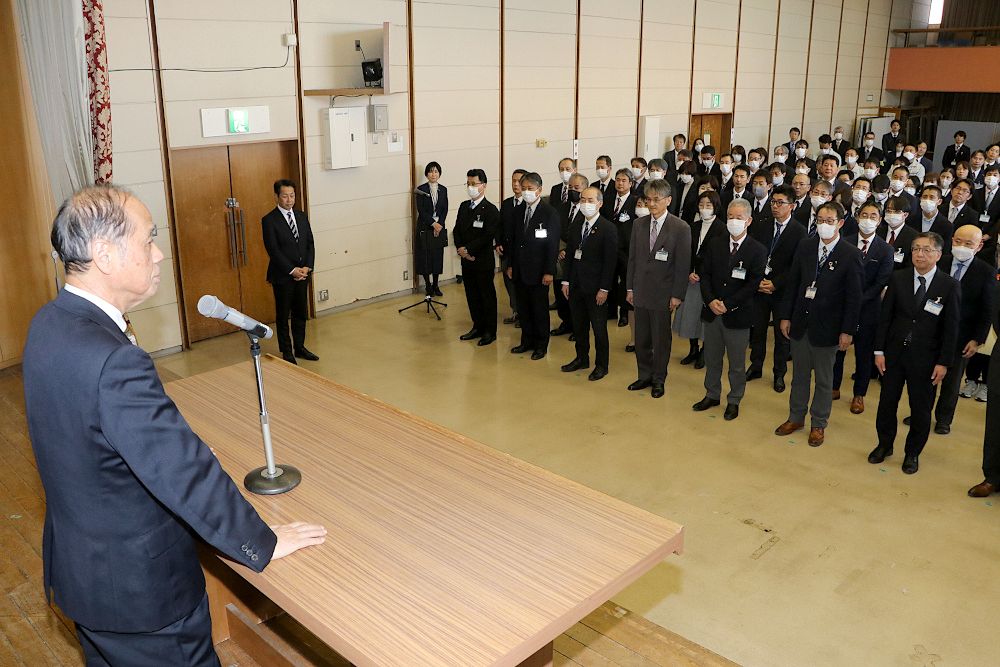 岡山県内の自治体で仕事納め　岡山市長 職員の１年の労ねぎらう