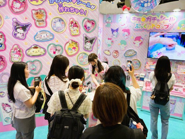 シール玩具」に思わず足を止め…昭和・平成・令和のトレンドをひとつに