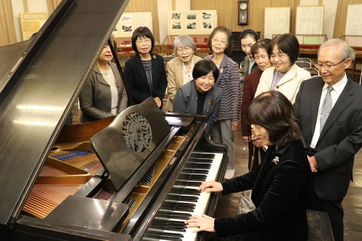 上皇さま誕生記念のピアノ 音色取り戻す 倉敷市歴史民俗資料館 製造元