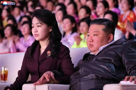偉大な人間 金正日 逸話集 1989年 北朝鮮 平壌 金正恩氏、女性デー公演観覧 妻と娘同行「苦労に感謝」：山陽新聞
