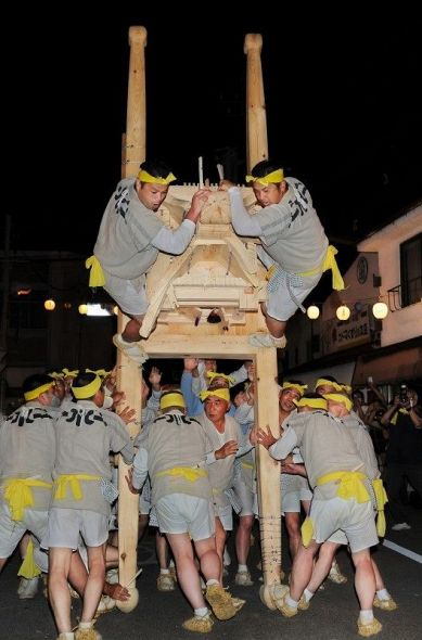 奇祭を行く】（3）みこしまくり ひっくり返る神輿に歓声（長野県木曽