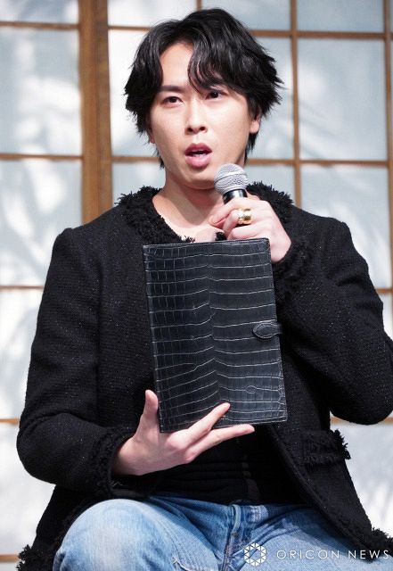 Snow Man宮舘涼太、“ワニの革”台本カバー披露「もっとボロボロにしたい