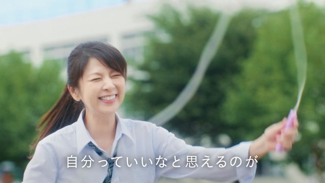 57歳・飯島直子、数十年ぶりの制服姿で縄跳び「まだいけるかも！」 CM