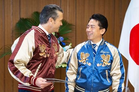 米国防長官に特製スカジャン贈呈 小泉防衛相、地元・横須賀発祥：山陽