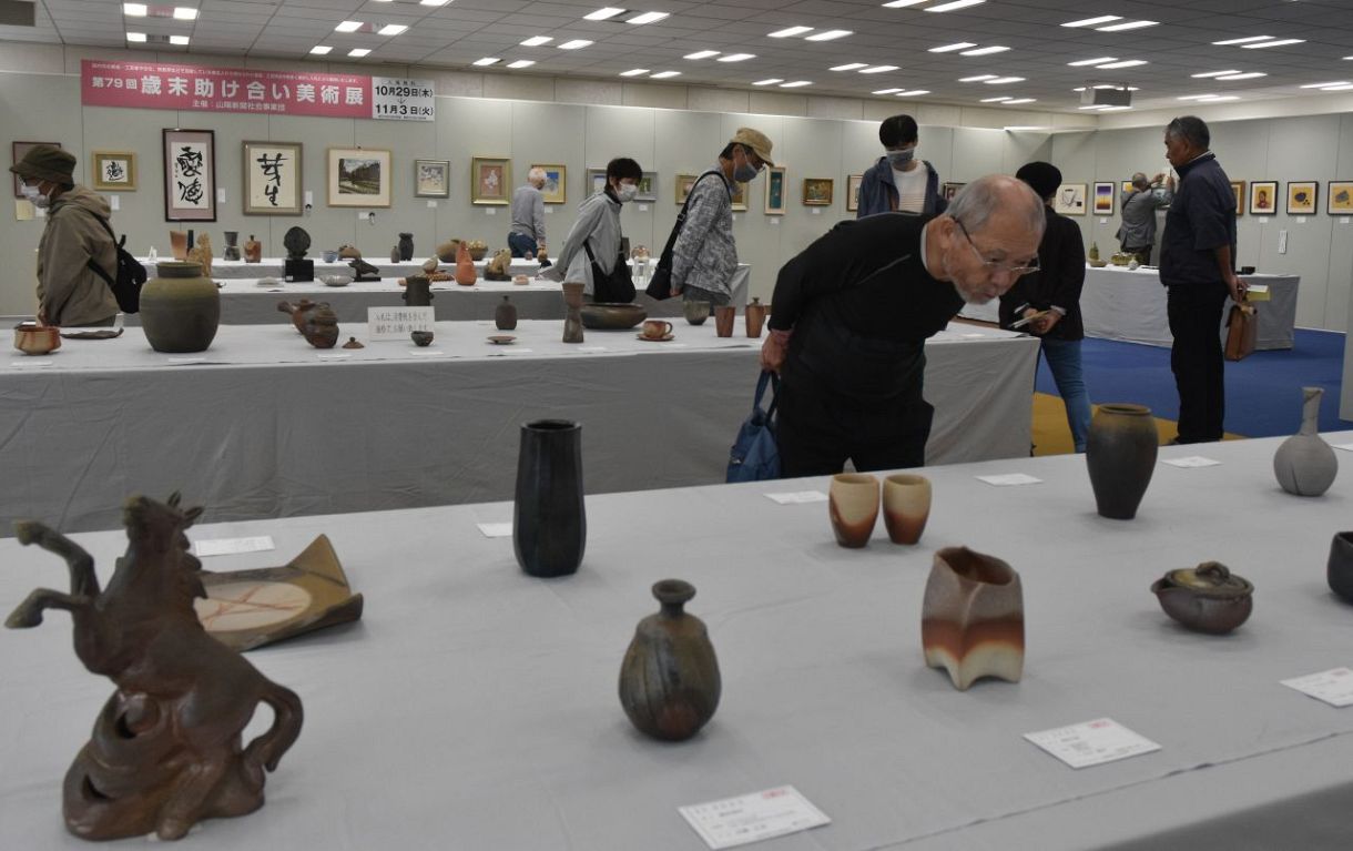 絵画や工芸品 逸品に入札　岡山、歳末助け合い美術展開幕