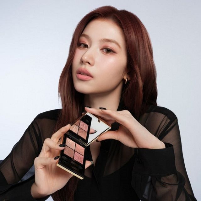 ☆サナ☆ TWICE・SANA、クールな色気とまなざしで魅了 YSL“サンライズピンク”を