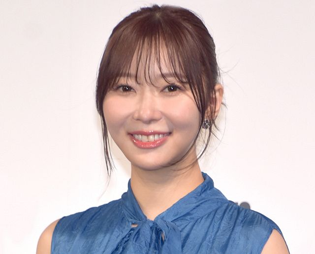 指原莉乃、タンクトップ×デニムの“初夏コーデ” 二の腕のぞく涼しげな