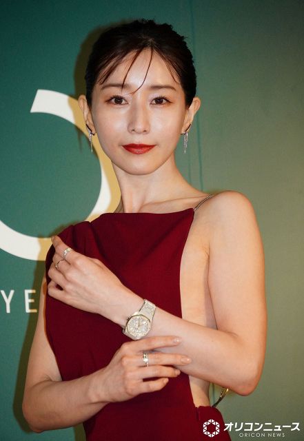 田中みな実、脇＆背中あらわな真っ赤なロングドレス エレガントな手元