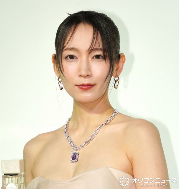 吉岡里帆、美デコルテにジュエリー輝く神々しい装い フレグランスは