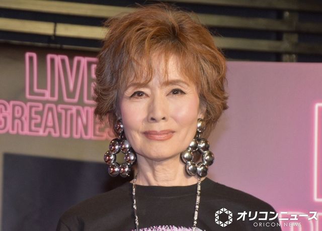 小柳ルミ子、高級外車と2ショット スタイリッシュな撮影カットに