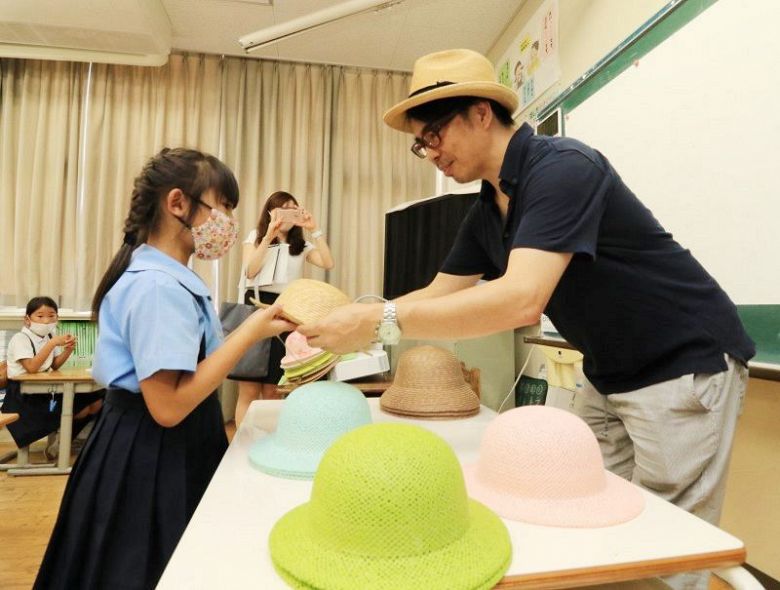 麦わら帽子を楽しんで 石田製帽が笠岡の全児童に贈る：山陽新聞