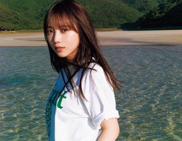 与田祐希、開放感あふれるグラビア披露 『マガジン』表紙＆巻頭に登場