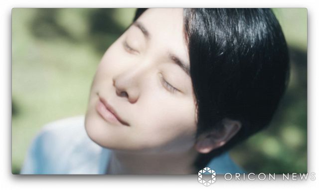 Mrs. GREEN APPLE・大森元貴、夏の木洩れ陽で涼しげに佇む 新曲「夏の