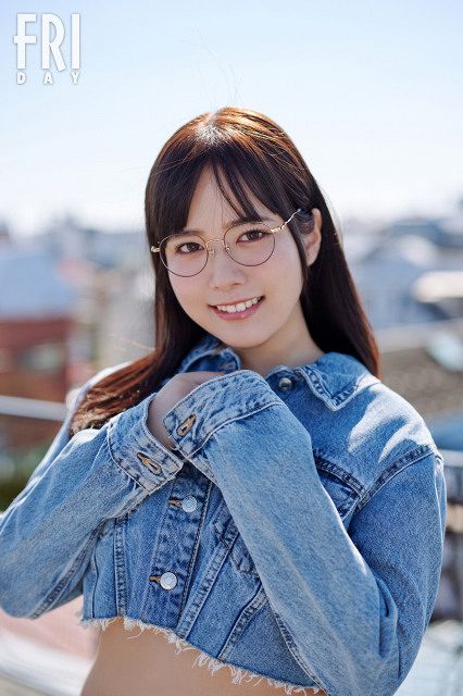 Gカップ×100センチヒップ”東雲うみ、圧巻ボディ 『FRIDAY』表紙＆巻頭