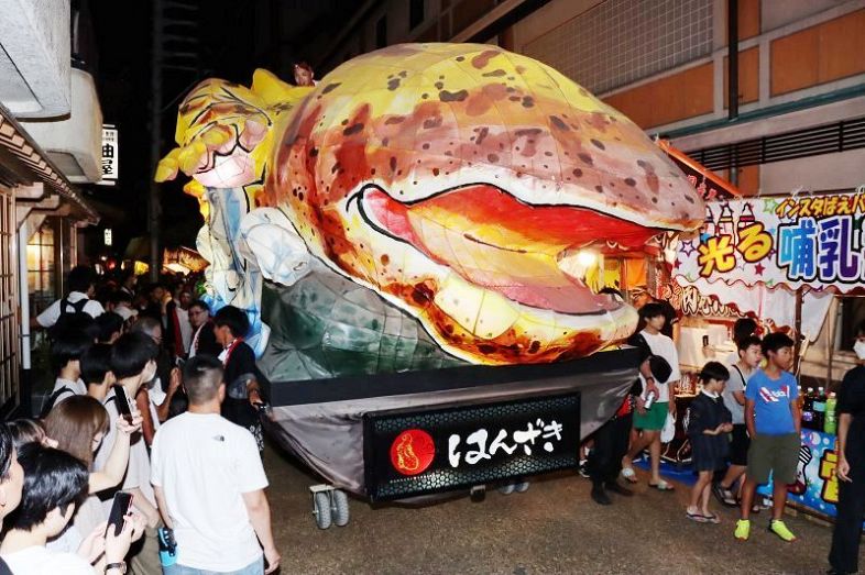 巨大はんざき 湯原温泉街練り歩く 伝説ちなみ祭り にぎやかに総踊り