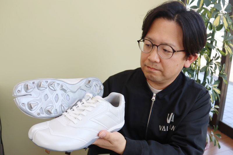 足袋型の野球スパイク より大勢に 岡本製甲 既製品の販売をスタート