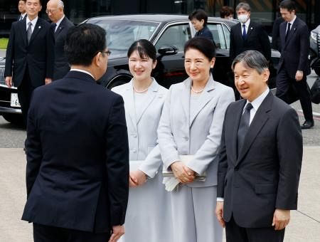 天皇ご一家、沖縄で慰霊 戦没者墓苑に供花：山陽新聞デジタル｜さんデジ