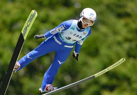 女子は18歳の佐藤柚月が優勝 スキーの妙高サマージャンプ大会：山陽