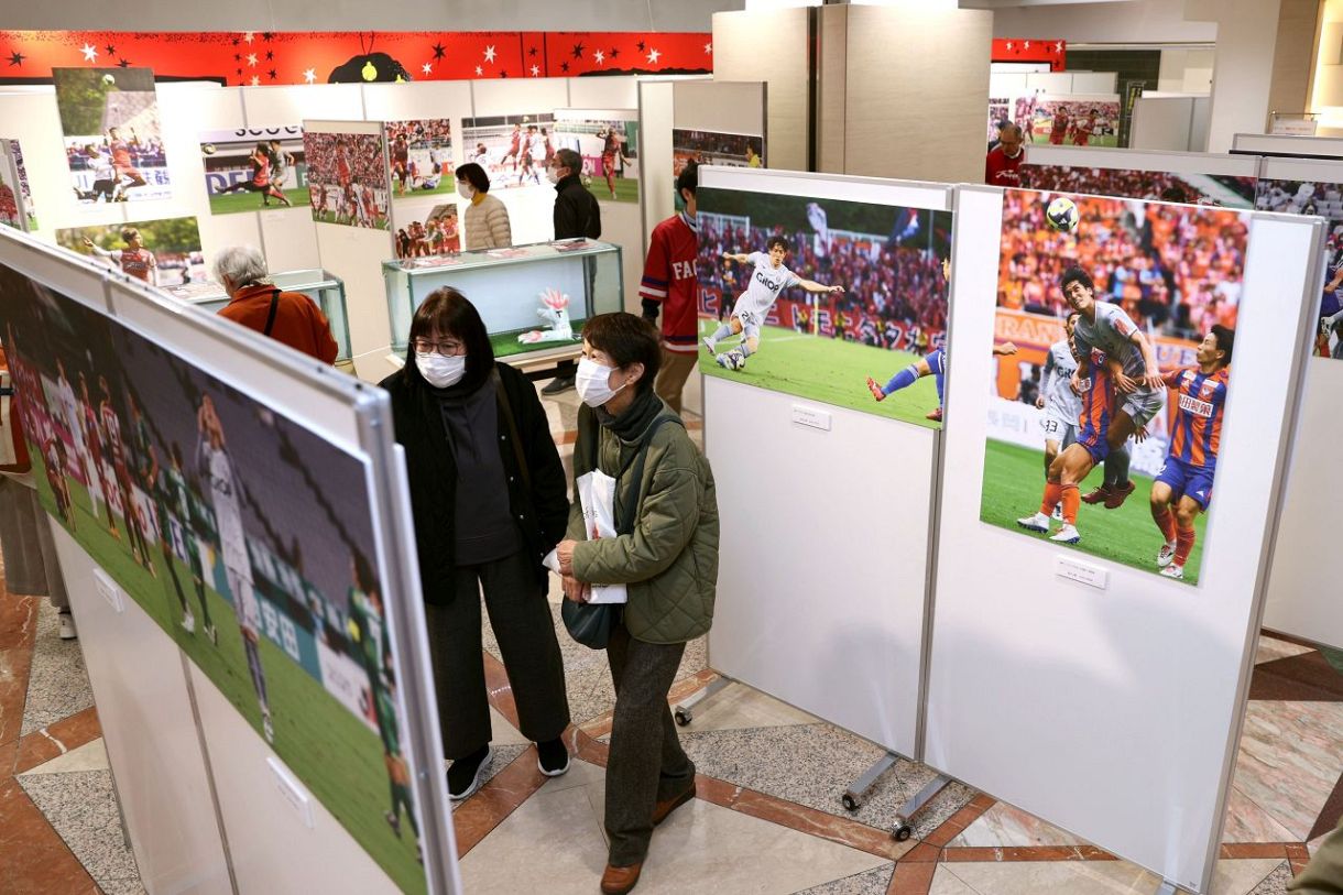 地域に根差したクラブの証し「J1元年」振り返る写真展 岡山一番街で