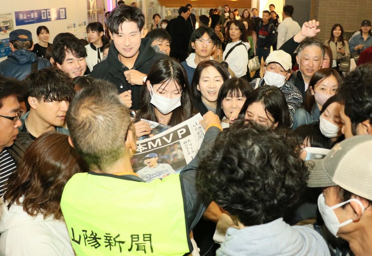 山本MVP 本紙号外配布 JR岡山駅や出身の備前市で：山陽新聞