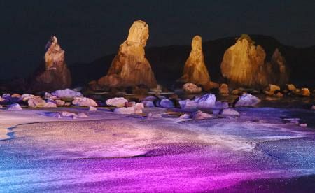 和歌山の奇岩、恒例ライトアップ 天然記念物「橋杭岩」、串本：山陽