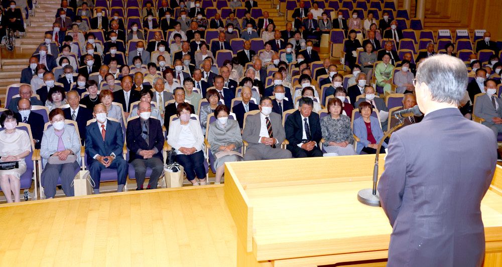 晴れの日喜ぶ 金婚夫婦津山会場　１３４組 半世紀の歩みに思いはせ