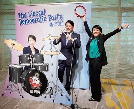党大会会場に首相のフォトパネル 景品で「早苗グッズ」も：山陽新聞
