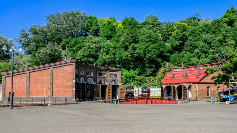 100年前のモノだよ…？」 現役の“扇形車庫”に子どもたち大熱狂 何