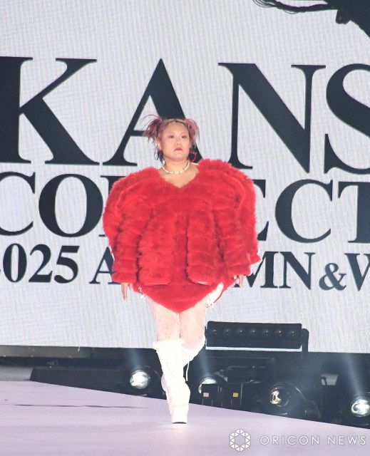 バービー、超個性的コーデを披露 真っ赤な装い、鋭い眼光【関コレ