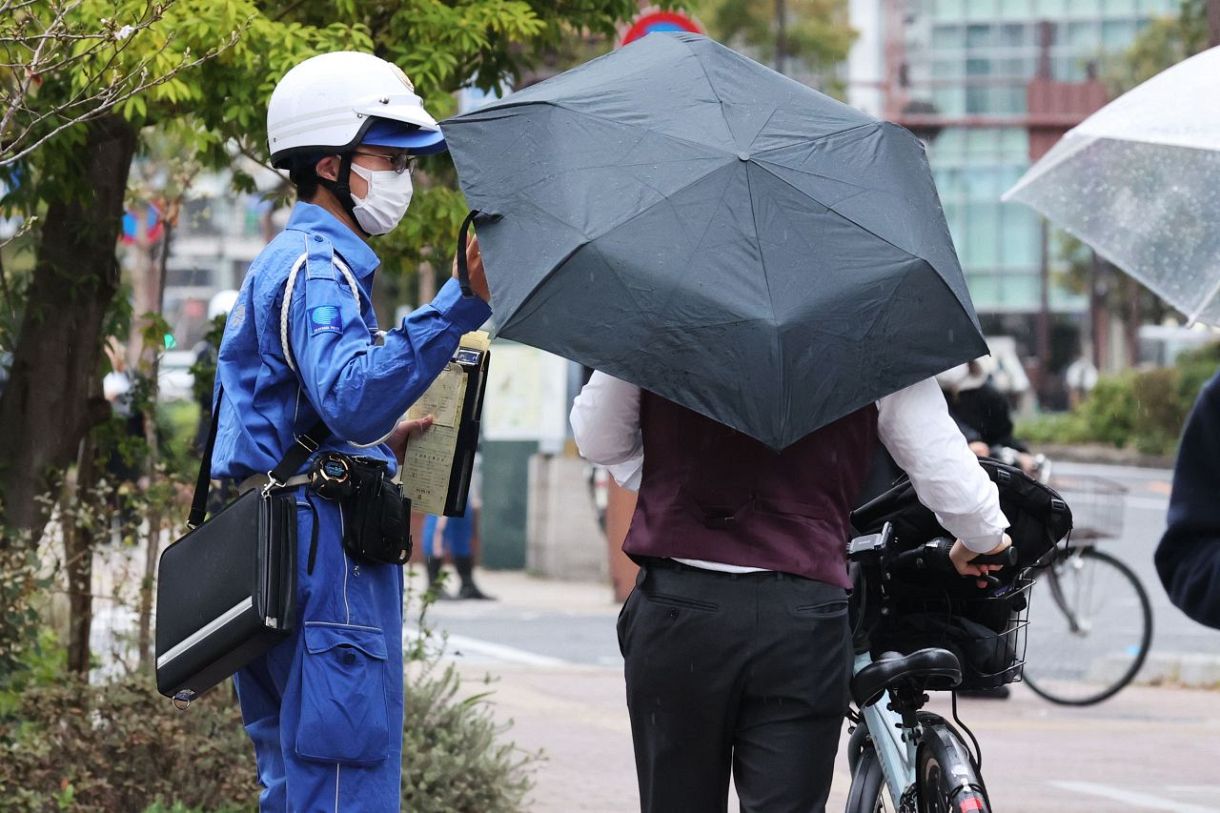 自転車対象に一斉指導取り締まり　「青切符」スタートで岡山県警
