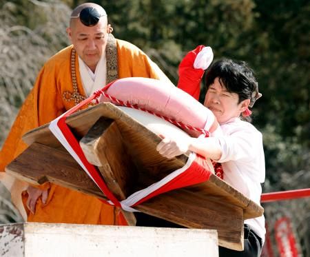 すなふきんさん専用　210特大鏡餅 巨大鏡餅持ち上げ「力」奉納 京都・醍醐寺で五大力さん：山陽新聞